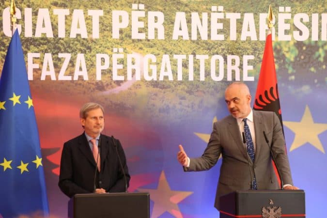 Hahn: Nuk ka kushte të reja për negociatat, jo votim me 2/3 për magjistratët e rinj (VIDEO)