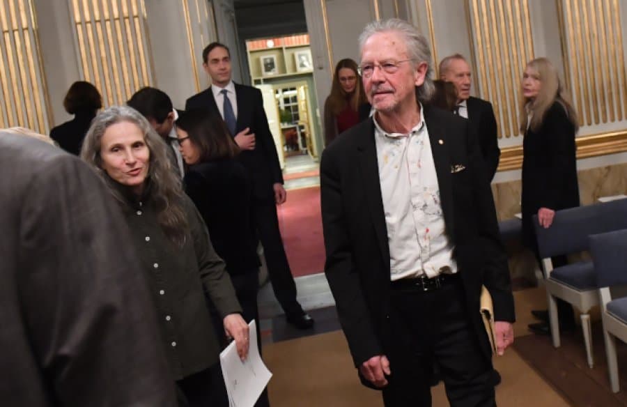 Ceremonia e Nobelit për Handke/ Shumë shtete bojkotojnë ceremoninë, qindra njerëz në protestë (VIDEO)