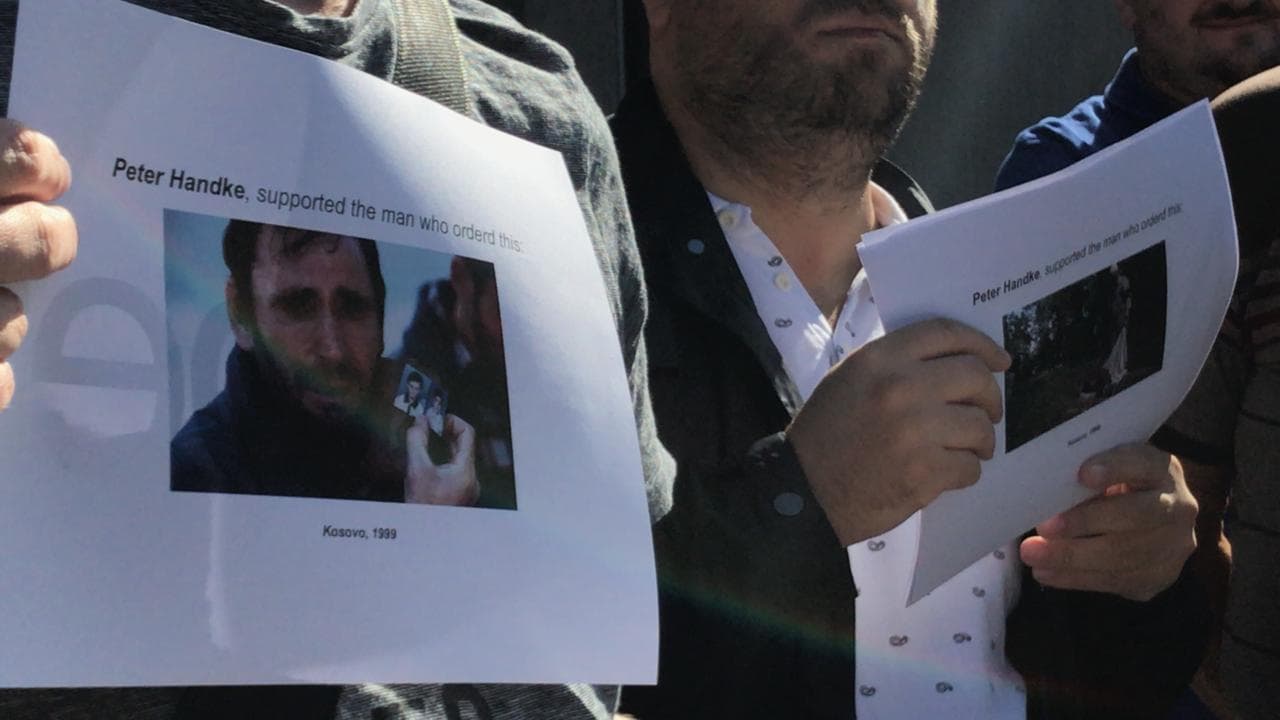 Në Prishtinë u protestua para Ambasadës Suedeze për Çmimin ‘Nobel’