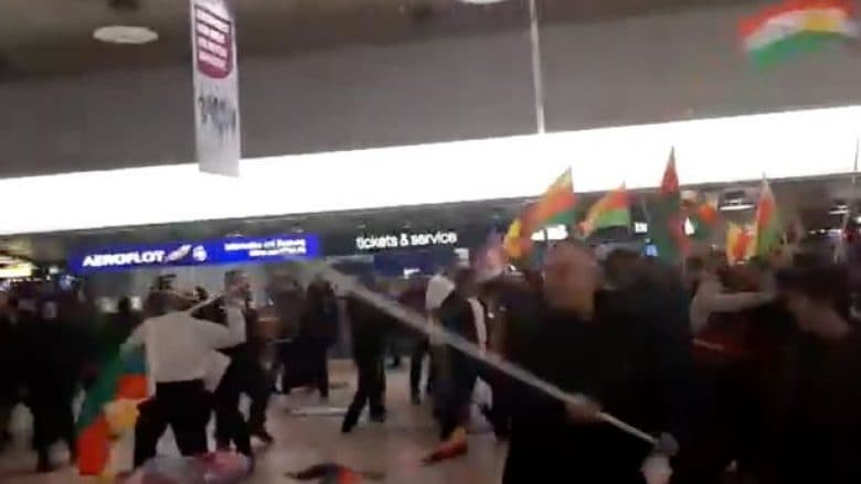 Kurdët dhe turqit përleshen në aeroportin e Hanoverit (VIDEO)
