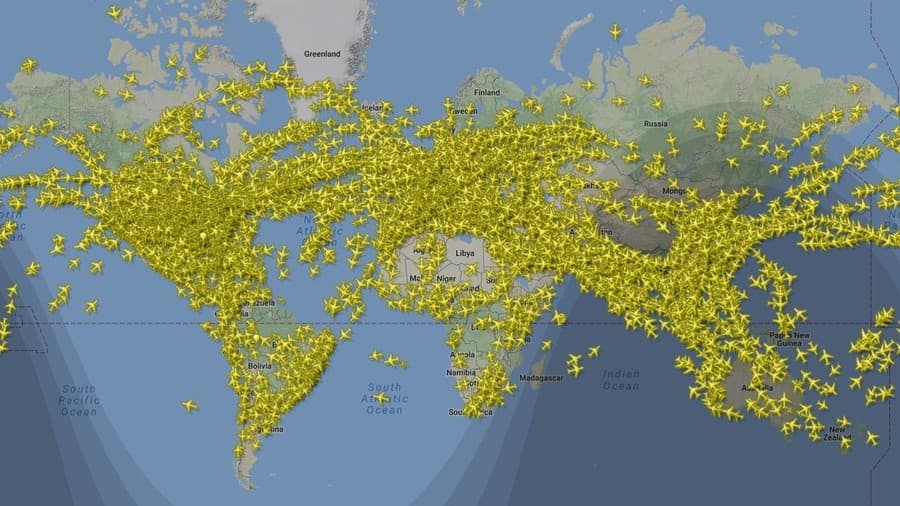 Pamjet e mahnitshme të ditës më të ngarkuar të fluturimit me avion në qiellin e tokës (VIDEO)