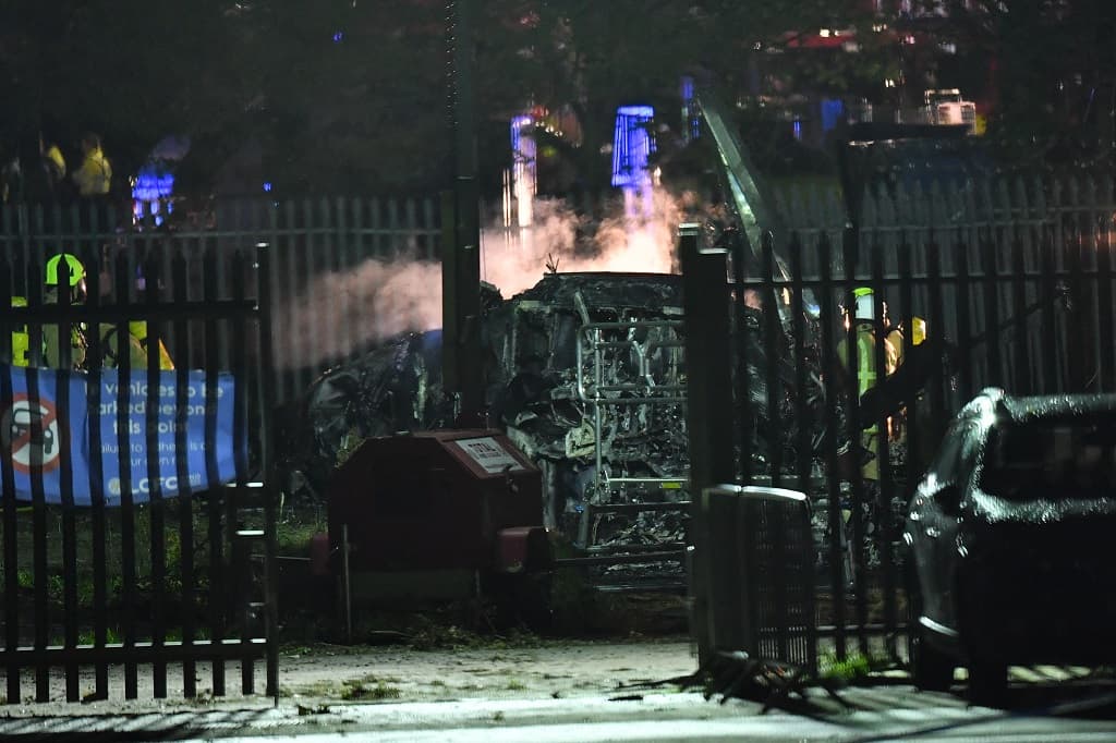 Publikohen pamjet e aksidentit të helikopterit ku humbi jetën presidenti i Leicester City (VIDEO)