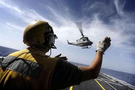 Helikopteri i marinës italiane rrëzohet në det, një person i vdekur