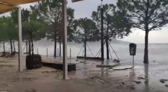 I zuri furtuna në det në Himarë/ Gjendet trupi i pajetë i gruas së mbytur (VIDEO)