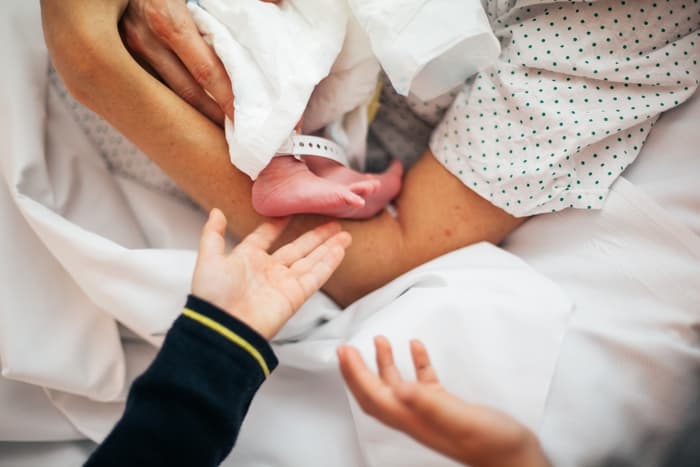 Një mënyrë e re lindjeje: Hipnoza, pa dhimbje e ilaçe