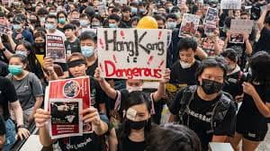 Protestat në Hong-Kong, pezullohen fluturimet (VIDEO)