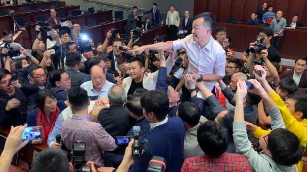 Ligjvënësit e Hong Kong-ut ndeshen për ligjin e ekstradimit