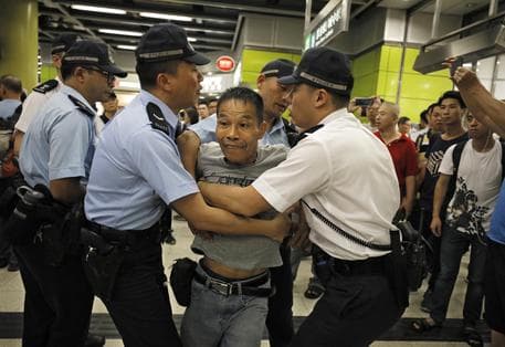 Hong-Kong, përplasje mes demonstruesve dhe policisë