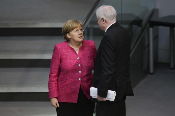 "Krisja" e qeverisë "Merkel", aleati kryesor kërkon dorëheqjen nga posti i ministrit të Brendshëm (VIDEO)