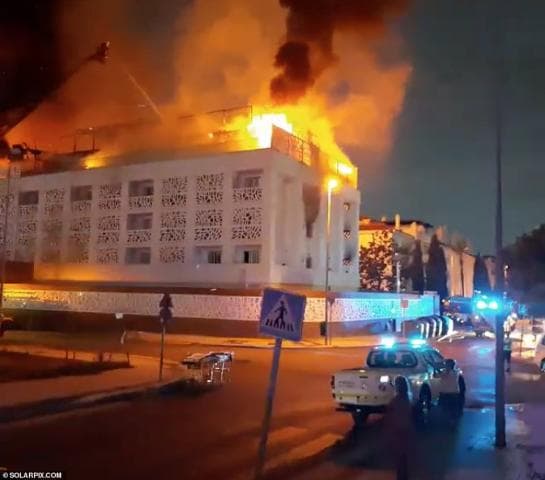 Flakët pushtojnë hotelin luksoz në Spanjë