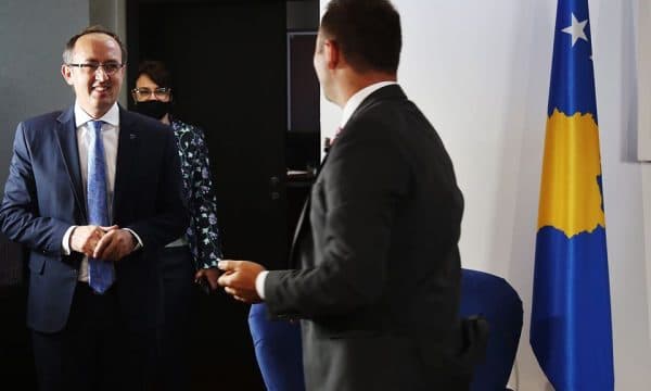 Kryeministri i Kosovës i rikthehet punës, shërohet nga Covid-19