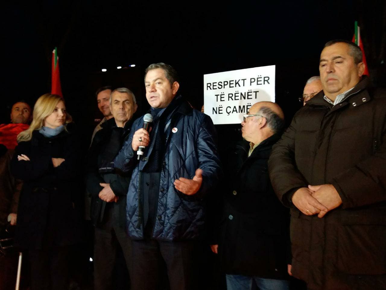 Varrezat greke /Protesta para Ministrisë së Jashtme, Idrizi: Ushtarët grekë kanë ardhur si pushtues në Shqipëri (VIDEO)