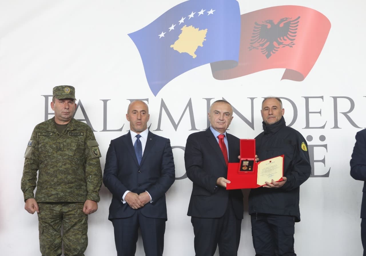 Presidenti Meta, dekoron FSK dhe Policisë e Kosovës për kontributin e dhënë në Shqipëri