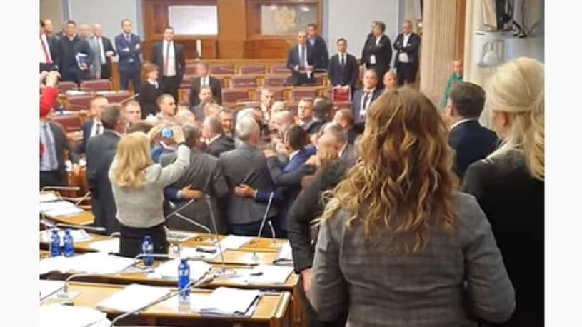 Kuvendi i Malit të Zi mes protestash miraton projektligjin për komunitetet fetare (VIDEO)