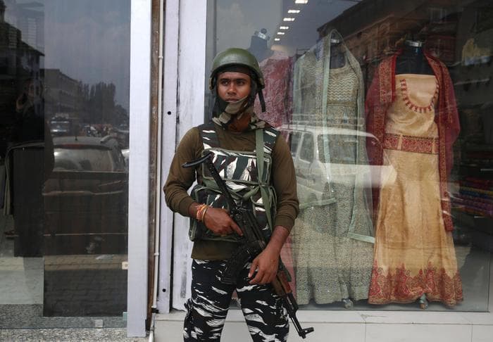 Alarm në Kashmir, evakuohen 20 mijë turistë