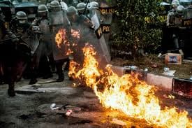 Indonezi, studentët përleshen me policinë