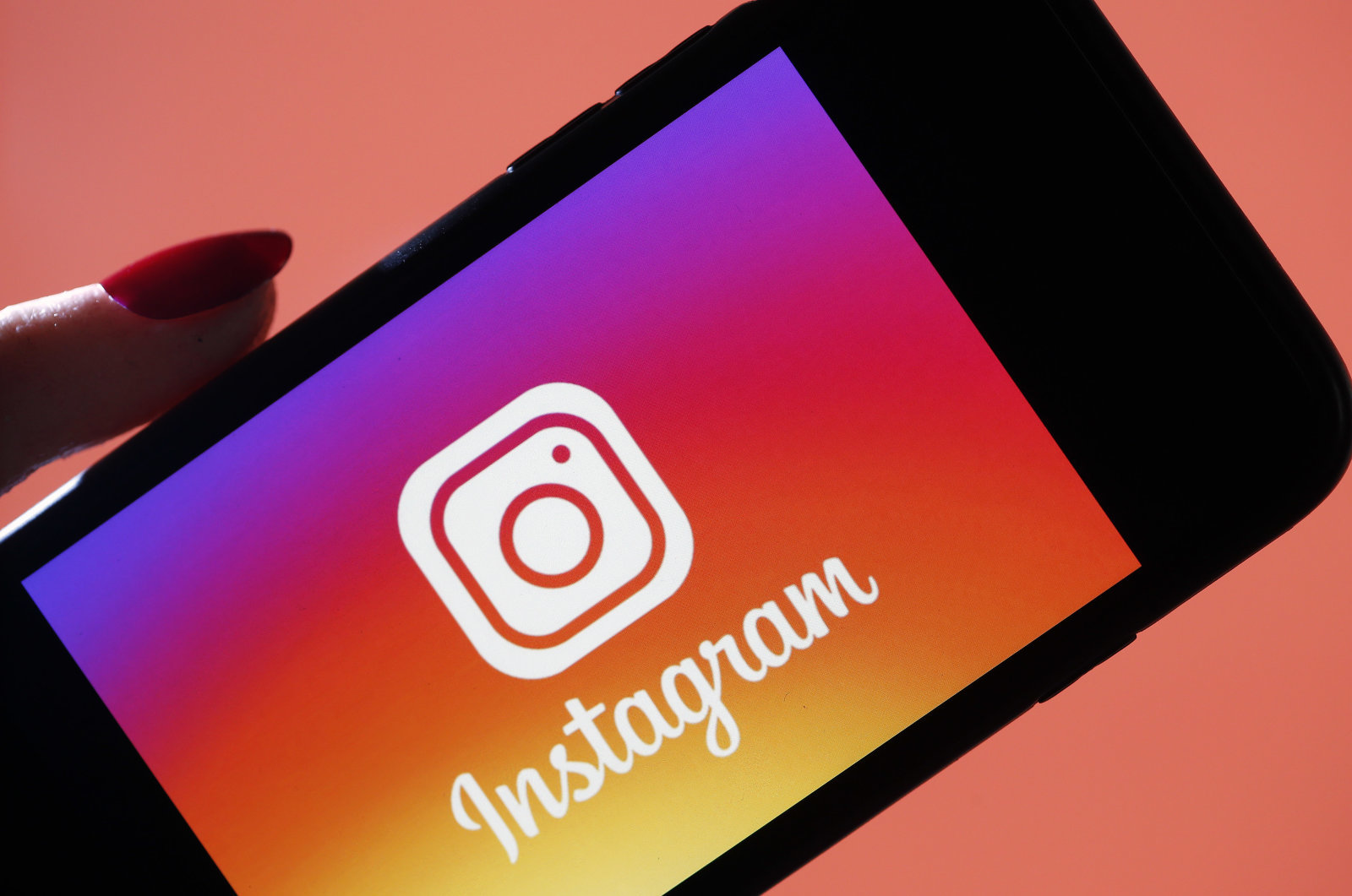 Instagram “zhduk” reklamat për peshën për përdoruesit nën 18 vjeç (VIDEO)