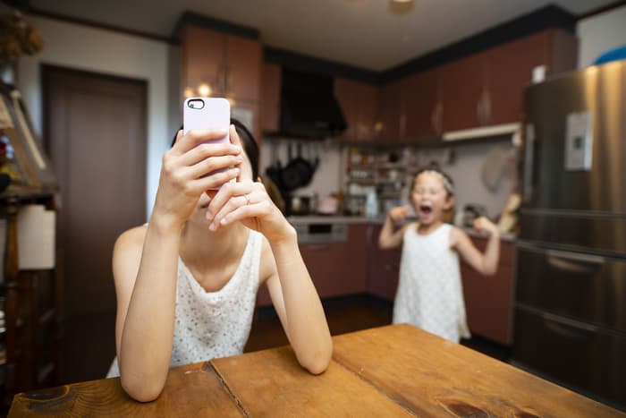 Rasti më i rëndë i varësisë nga interneti, e gjithë familja e izoluar në shtëpi për 2 vjet e gjysmë