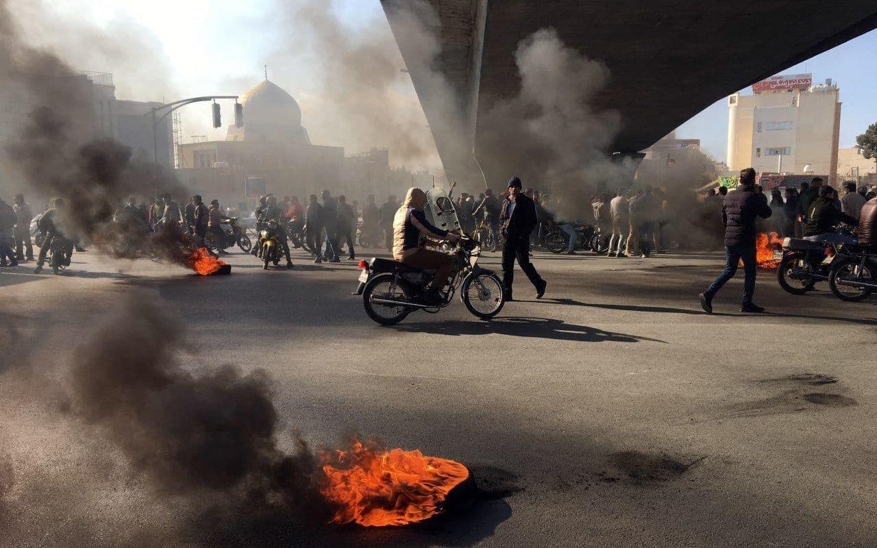 Protesta në Iran, vritet një oficer policie