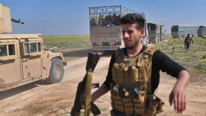 Lufta nga ISIS, kamionët evakuojnë civilët nga enklava e fundit e Sirisë