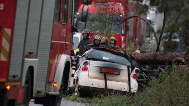 Italia gjunjëzohet nga moti i keq nga Veriu në Jug, 6 persona kanë humbur jetën nga përmbytjet dhe rënia e pemëve