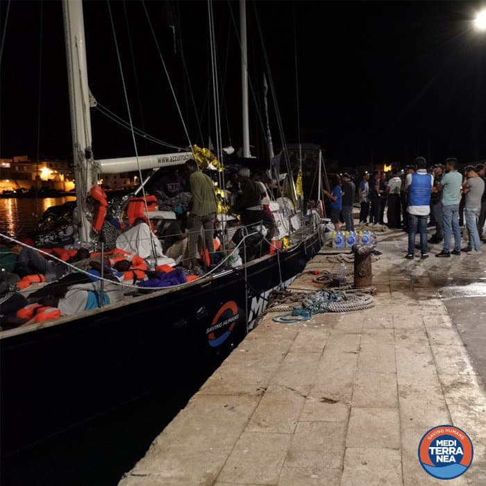 Itali, emigrantët zbarkojnë në breg pavarësisht ndalimit