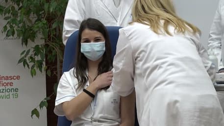 Vaksinohen tre personat e parë në Itali, 470 mijë doza çdo javë
