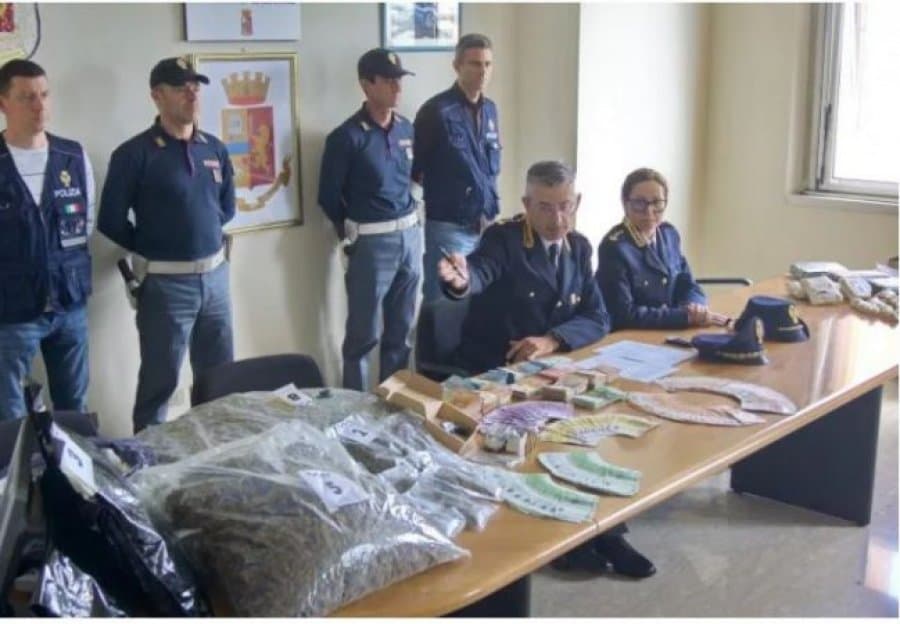Antidroga italiane sekuestron drogë dhe 120 mijë euro, arrestohen dy shqiptarë