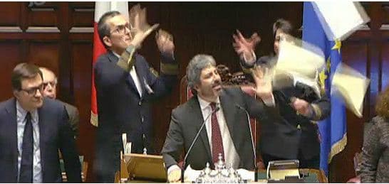 Tensione edhe në parlamentin italian (VIDEO)