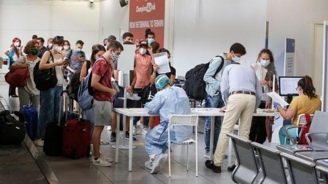 Ulen rastet pozitive me COVID në Itali, tampon për këdo që kthehet nga Parisi