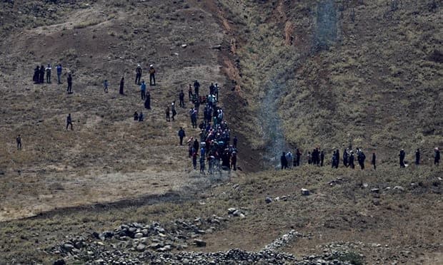 Dhjetra sirianë largohen nga kufiri izraelit