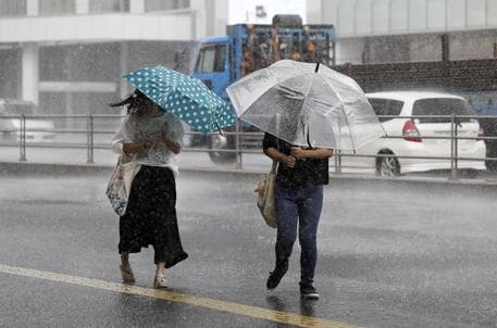 Japoni/ Rëndohet situata nga reshjet, evakuohen mbi 1 milion vetë