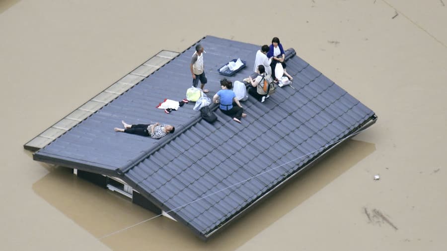 Përmbytjet gjunjëzojnë Japoninë, mbi 100 viktima (VIDEO)