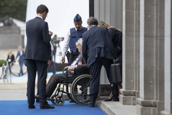I sëmurë apo sërish i dehur? Juncker-in nuk e mbajnë këmbët në darkën e liderëve të NATO-s (VIDEO)