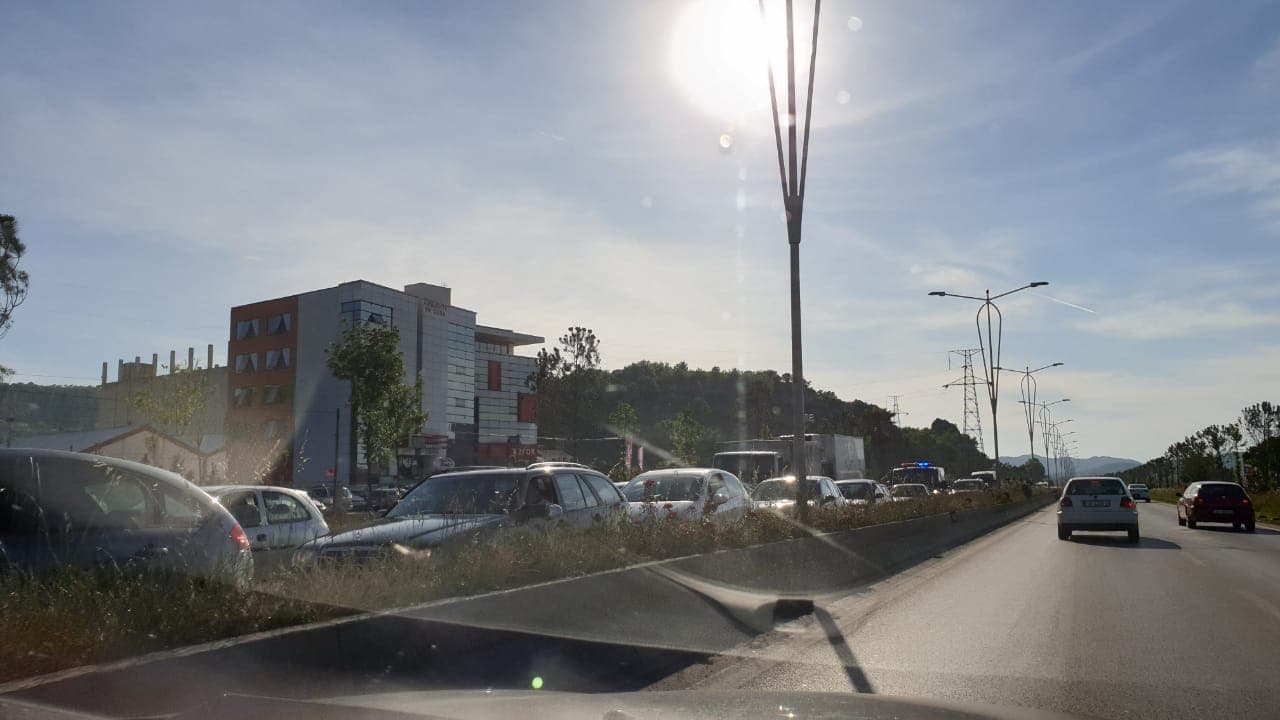 Protesta e opozitës/ Bllokohet trafiku në hyrje të Tiranës (FOTO)