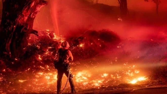 Zjarret në Kaliforni/ Trump kërcënon se do t’i ndalë fondet për shuarjen e zjarreve