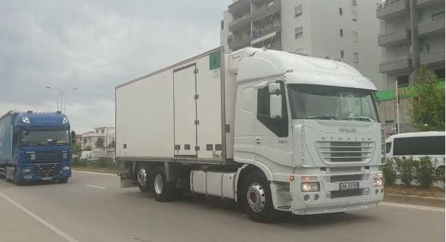 Transportuesit e mallrave protestojnë për hapjen e portit të Vlorës