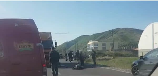  Motoçikleta përplaset me kamionin,i plagosuri rëndë për jetën