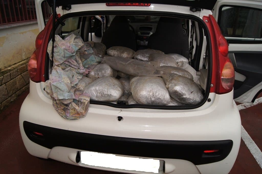 Greku kapet me 113,5 kg kanabis, e kishte marrë në kufirin me Shqipërinë