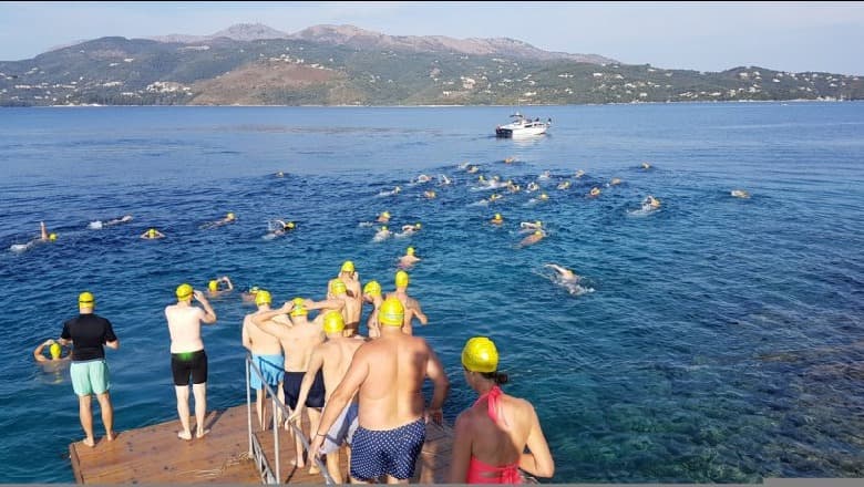 70 notarë kalojnë me not Kanalin e Korfuzit (VIDEO)