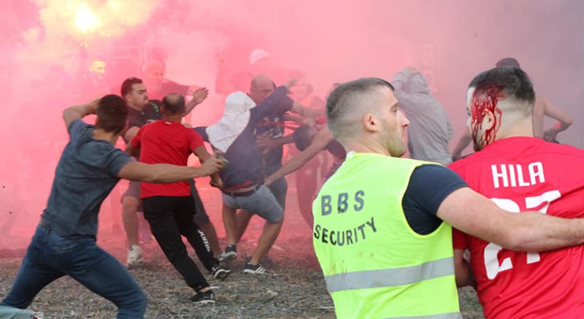Përleshje mes tifozerive pak para ndeshjes Tirana-Partizani, disa të lënduar