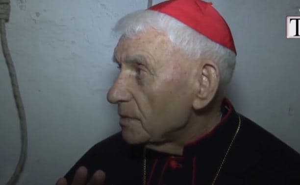 Kardinal Troshani “rikthehet” në qeli, kujton vitet e burgut (VIDEO)