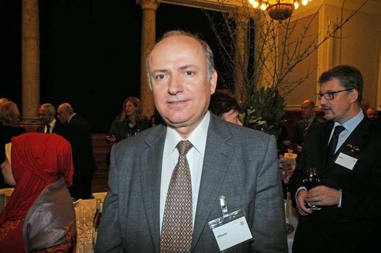 Meta liron nga detyra ambasadorin e Shqipërisë në Turqi, Gent Gazhelin dhe emëron Kastriot Robon