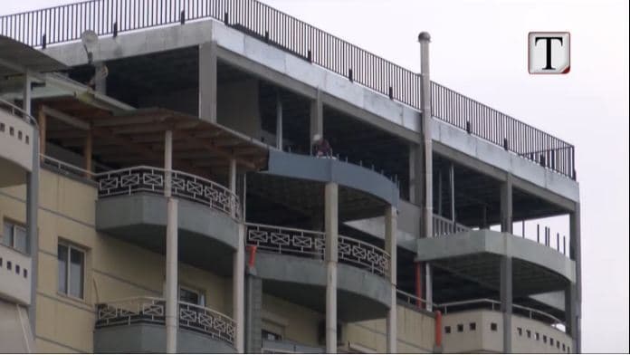 Në Tiranë “mbijnë” kate shtesë  (VIDEO)