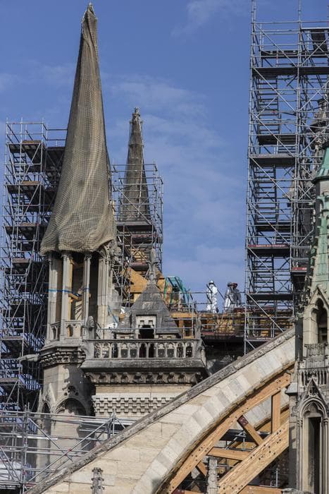 Rrezik nga plumbi, pezullohen ndërtimet në Notre-Dame