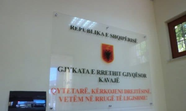      Përdhunuan në grup 13-vjeçaren/ Gjykata e Kavajës dënon me burg 7 minorenët