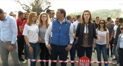 Të rinjtë e opozitës i vendosin traun Ramës në Surrel, policia shoqëron Këlliçin dhe Kërpaçin