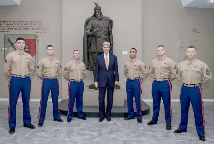 SHBA festojnë 230-vjetorin e Departamentit të Shtetit/ Poston foto para statujës së Skënderbeut