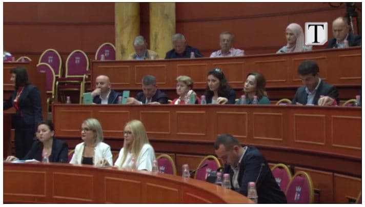 Bashkia e Tiranës miraton me 31 vota vendimin që kërkon 37 vota (VIDEO)