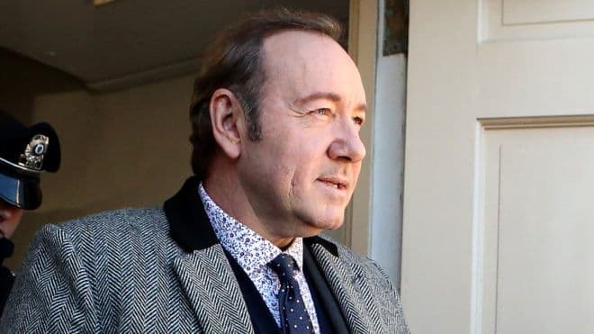 Aktori Kevin Spacey merret në pyetje mbi akuzat për abuzim seksual